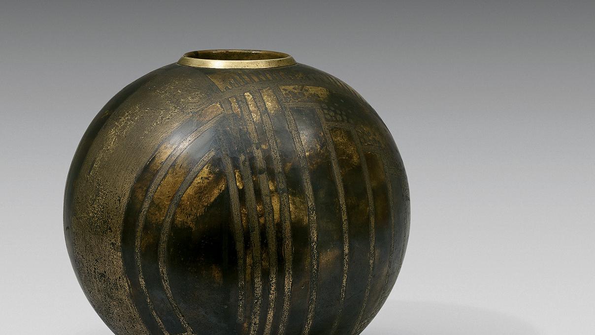 Jean Dunand (1877-1942), vase cylindrique en cuivre jaune à décor géométrique entièrement... Jean Dunand ennoblit le laiton