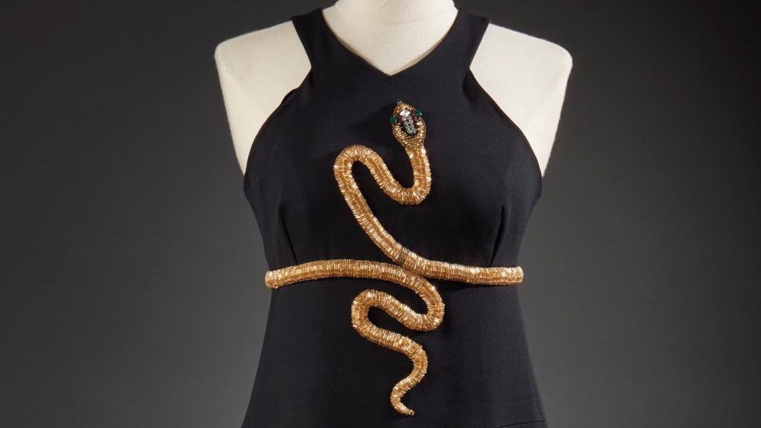 4 894 € Chloé par Karl Lagerfeld, robe en crêpe de laine noire soulignée par un serpent... Cote : le serpent, du plus bel ornement