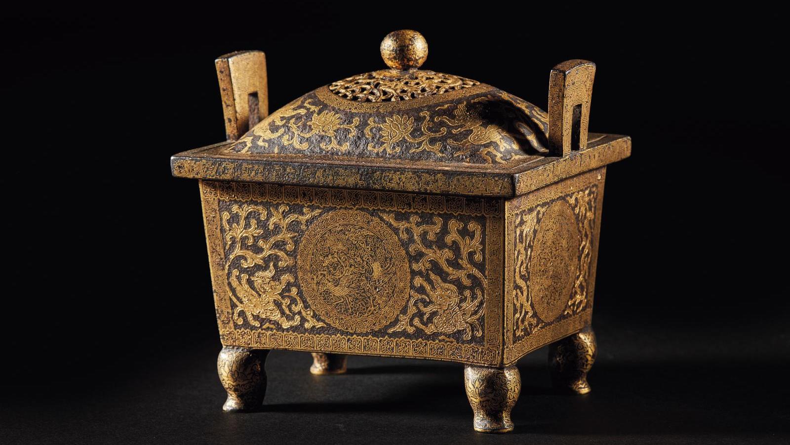 Chine, époque XVIIIe-XIXe siècle. Brûle-parfums quadripode en fer damasquiné de cuivre... Une collection aux parfums d’Asie
