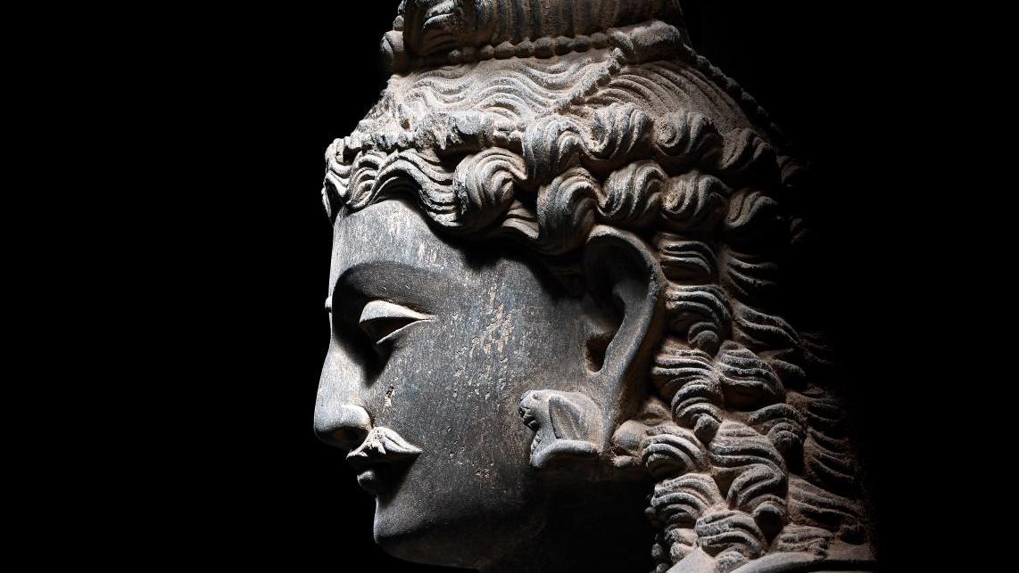 Inde, ancienne région du Gandhara, IIIe siècle, statue d’un bodhisattva en schiste... Collection Claude de Marteau, 3e opus : pour l'amour de l'Asie