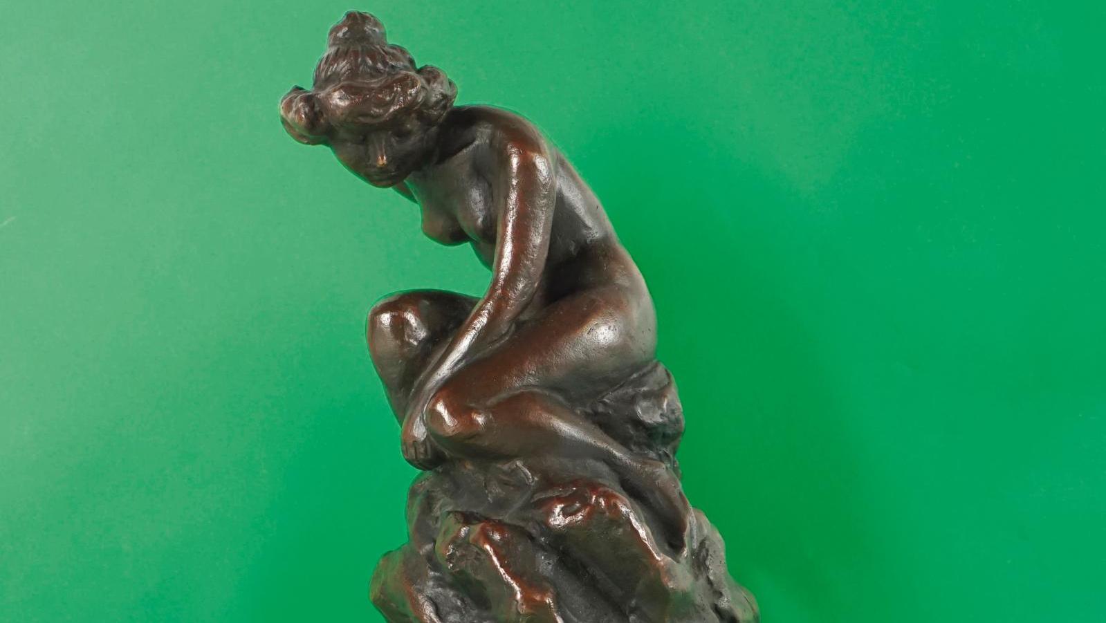 Alfons Mucha (1860-1939), Femme au rocher, sculpture en bronze à patine brune, signée... Alfons Mucha en volumes