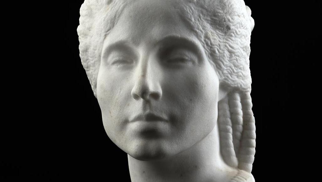 Séraphin Nikolaevich Soudbinine (1870-1944), Buste de femme aux cheveux tressés,... Le charme d'un marbre de Séraphin Soudbinine