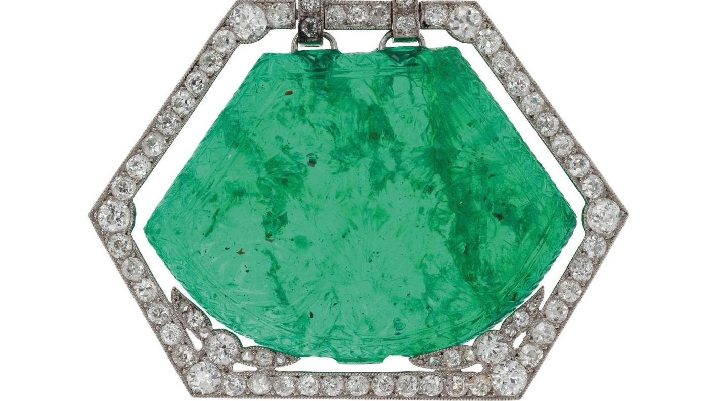 Broche Cartier en platine, cristal d’émeraude colombienne vert transparent, env.... L’Inde de Cartier en cristal d’émeraude et diamants