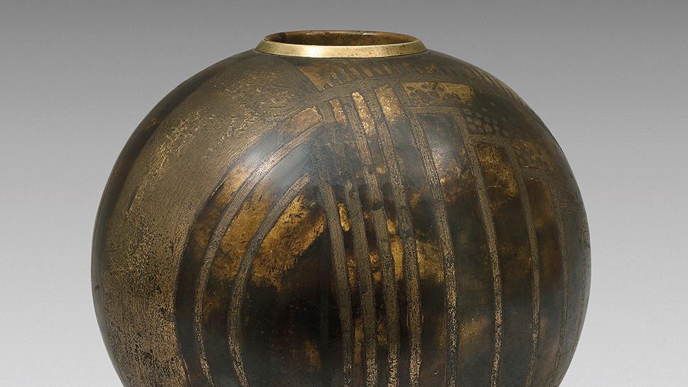 Jean Dunand (1877-1942), vase cylindrique en cuivre jaune à décor géométrique entièrement... Dunand, alchimiste du cuivre