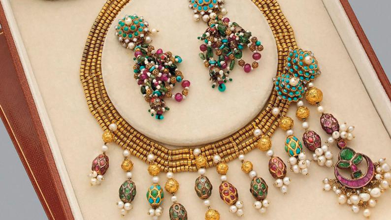 Cartier, 1940-1941, ensemble en or et platine constitué d’un collier articulé comptant... Une collection de bijoux : des Indes à Cartier
