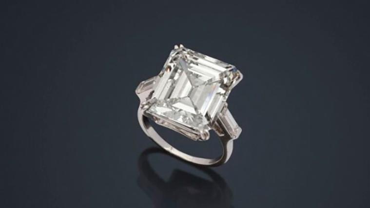 Bague en or gris ornée d’un diamant taille émeraude de 15,36 ct, de couleur H et... Des bijoux aux résultats brillants !