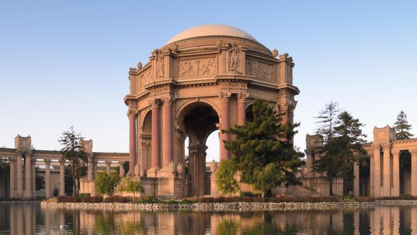 Lieu iconique de San Francisco, le Palace of Fine Arts abritait cette année Untitled... Trois rendez-vous en bord de mer