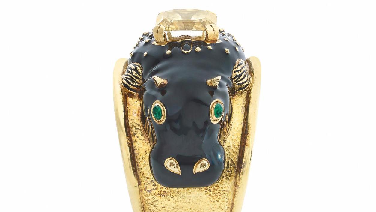 David Webb (1925-1975), bracelet manchette «Hippopotame» en or, saphir jaune, émail... David Webb, créateur de bijoux et roi des animaux de Manhattan