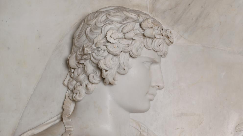 Bas-relief d’Antinoüs, 130-138, marbre, 105 x 77 cm. © Fondazione Torlonia  La villa Albani-Torlonia, paradis romain