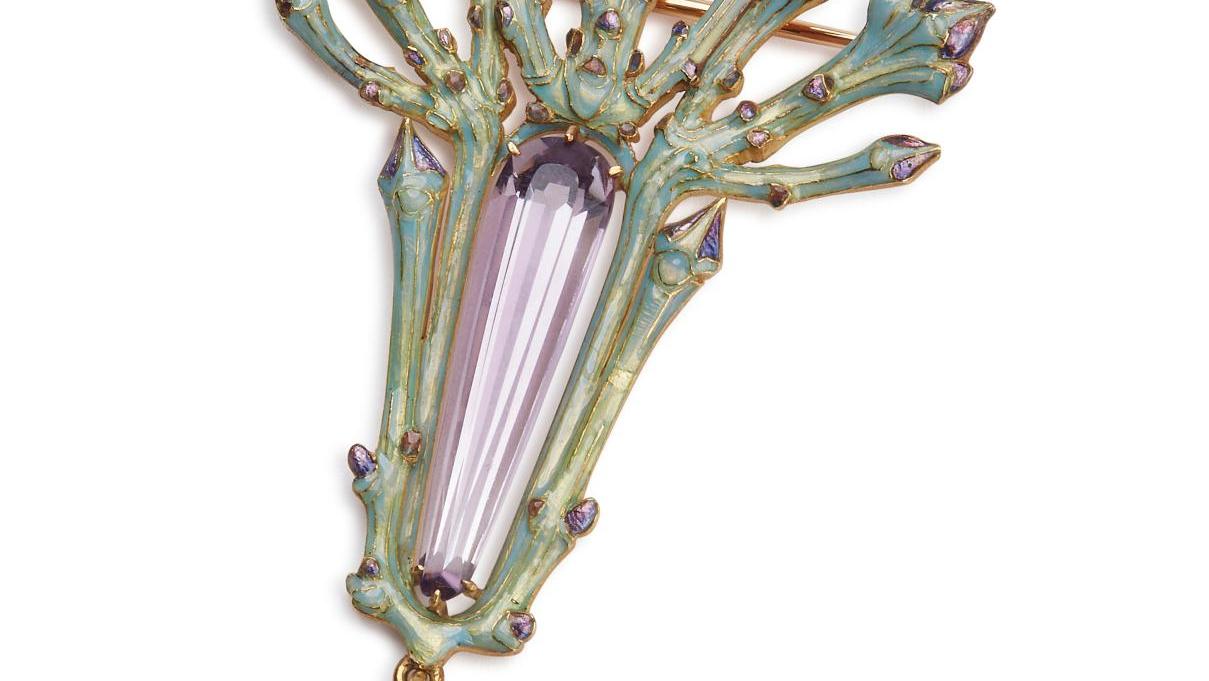 René Lalique (1860-1945), sautoir pendentif, broche en or jaune émaillé retenant... Bijou Lalique à fleur de peau