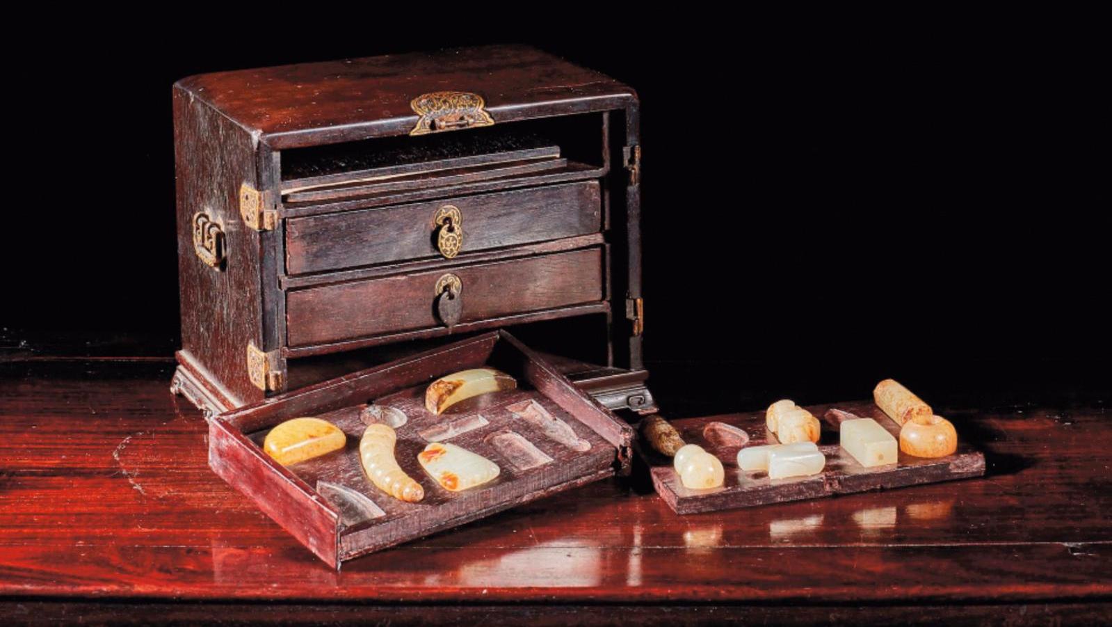 Chine, époque Qianlong (1736-1795). Petit cabinet en bois de zitan ouvrant à quatre... La Chine des lettrés en miniature