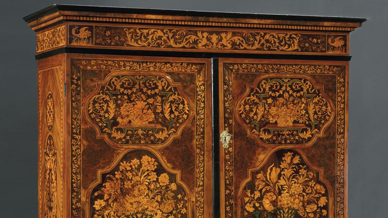 Thomas Hache (1664-1747), armoire « aux sphinges ailées », marqueterie sur fond de... Signé Thomas Hache, période Chambéry