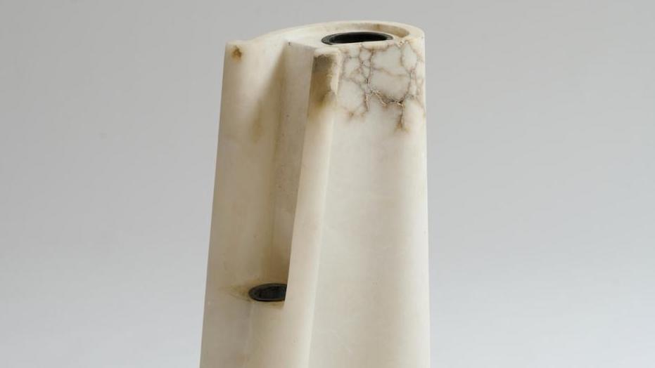 Pierre Chareau (1883-1950), rare grand vase « PF213 », vers 1930, albâtre sculpté,... Pierre Chareau, le lyrisme en un vase