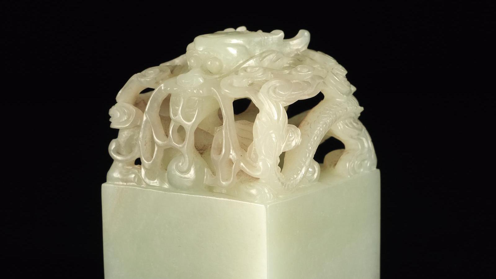 Chine. Sceau carré en jade néphrite pâle, prise en forme de dragon et perle flammée... Enchère impériale pour un sceau Qianlong 
