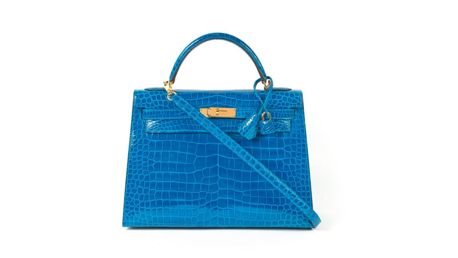 52 000 € Hermès Paris, sac « Kelly Sellier », 2017, cuir de Crocodylus porosus bleu... Cote : le sac Kelly en état de grâce