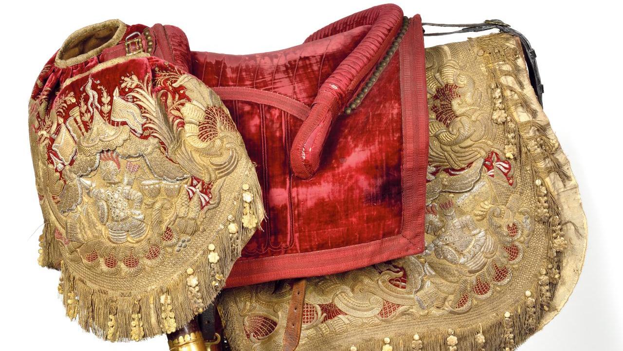 15 000 €XVIIIe siècle. Selle «à la royale» de parade, en velours rouge et broderies... Cote : les harnachements de chevaux