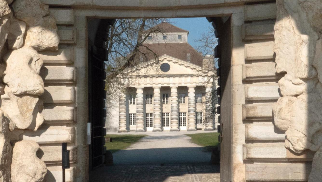 La maison du directeur de la Saline royale, vue depuis la grotte de la salle des... La Saline royale d’Arc-et-Senans de Ledoux, patrimoine mondial de l’Unesco