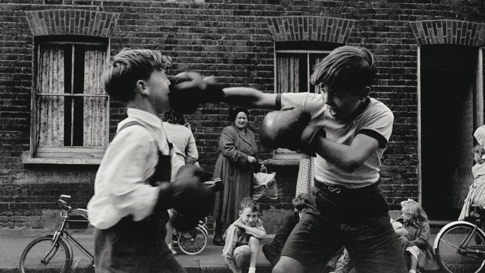 Frank Horvat (1928-2020), Combat de boxe entre enfants, Lambeth, Londres, Angleterre,... Frank Horvat au Jeu de Paume