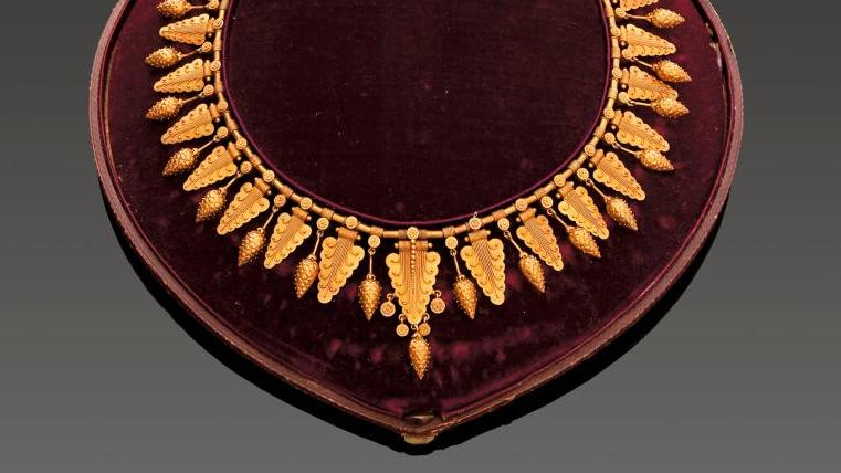 Vers 1860. Collier collerette en or jaune dans le goût étrusque, composé de motifs... Bijou étrusque réinterprété