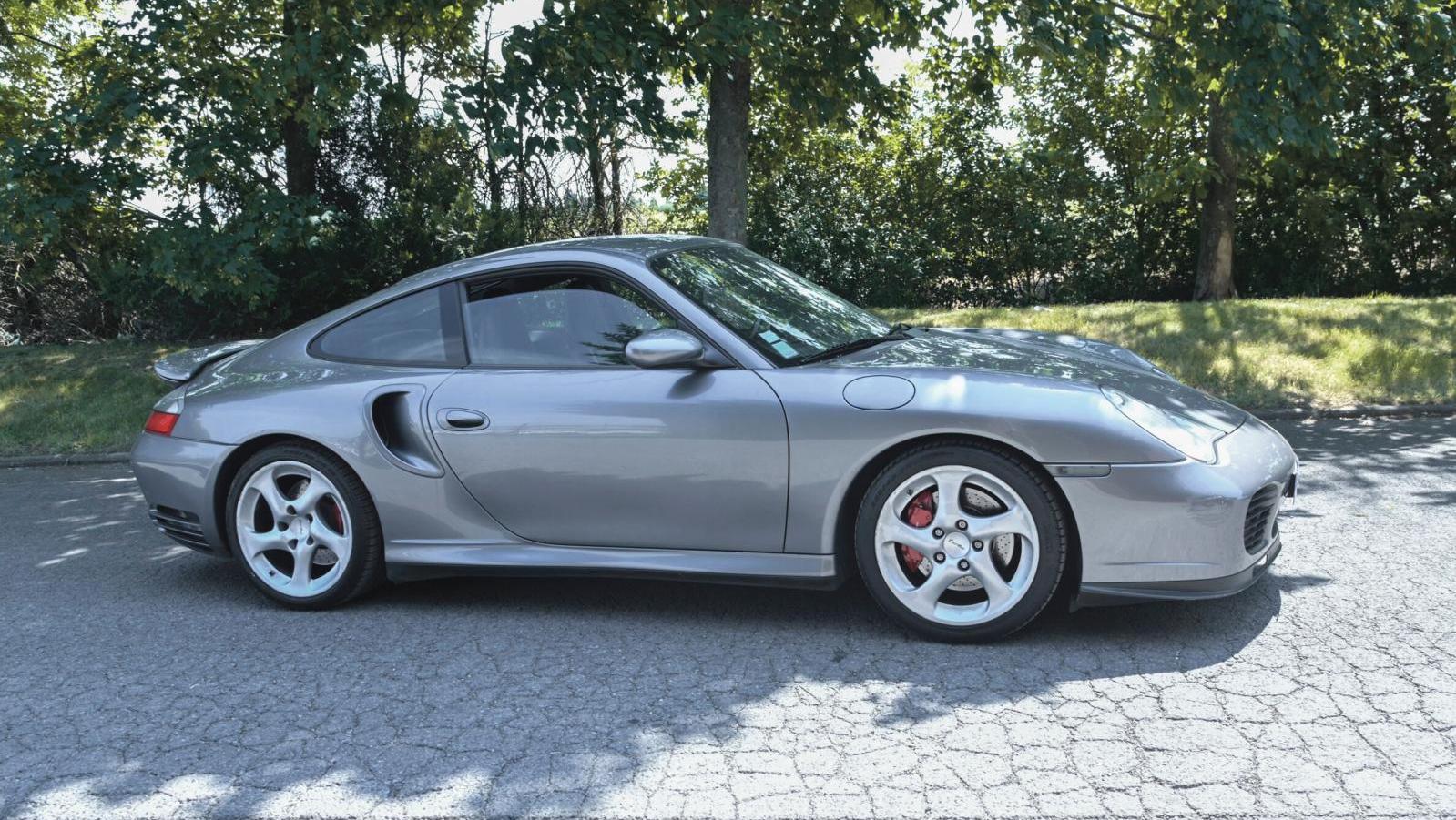 Porsche 911 turbo, 2001.Adjugé : 57 225 € Porsche 911 : un demi-siècle et pas une ride !
