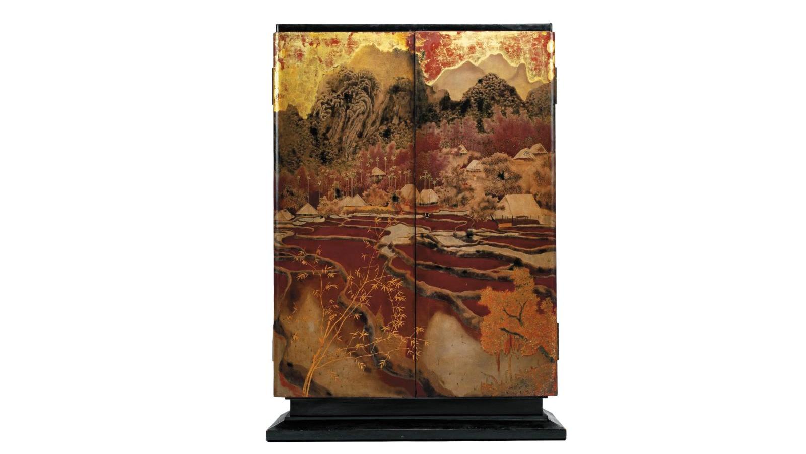 Lê Quoc Loc (1918-1987), armoire en bois laqué, à décor polychrome rehaussé d’or,... L’ode à la nature de Lê Quoc Loc et Nguyen Gia Tri