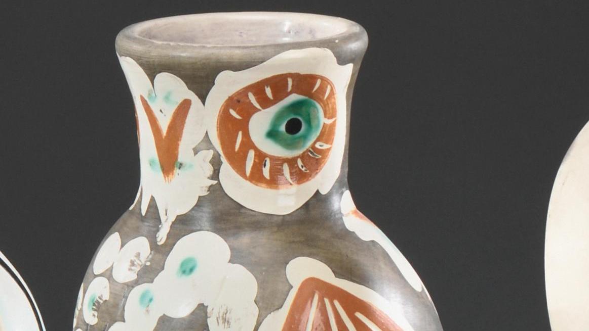 Pablo Picasso (1881-1973), Chouette, 1968, vase tourné en céramique, terre de faïence... Pablo Picasso céramiste, en trois pièces 