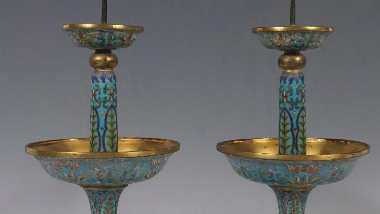 Chine, époque Qing (1644-1912). Paire de pique-cierges en bronze et émaux cloisonnés...  Lumières de Chine, réverbères à Paris