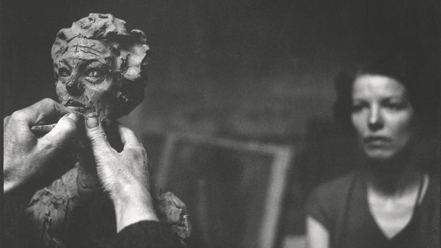 Annette Giacometti posant pour un buste dans l’atelier, 1962. Photo : Franco Cianetti.... Annette, modèle absolu à l'Institut Giacometti