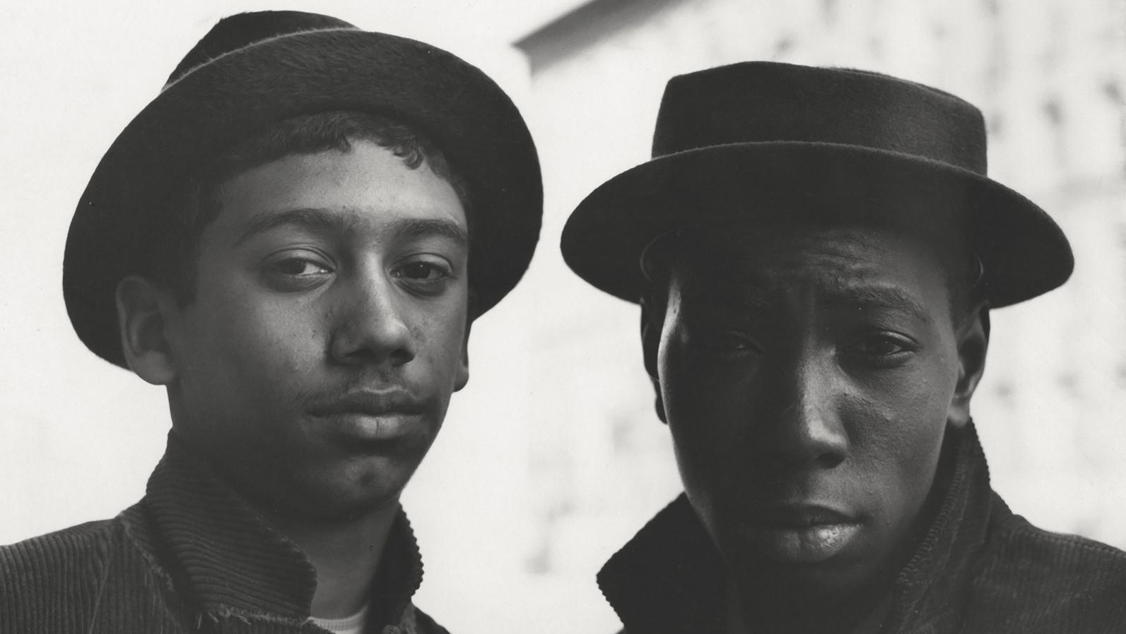 Bruce Davidson, Gros Plan sur deux hommes portant des chapeaux, série «East 100th... La collection de photographies des Bachelot à voir au musée Réattu