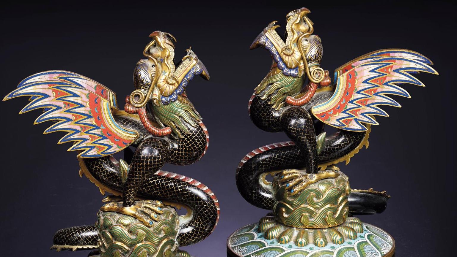 Chine, vers 1900. Paire de dragons diptères à cinq griffes, en émaux cloisonnés et... Bronzes cloisonnés, toute une tradition