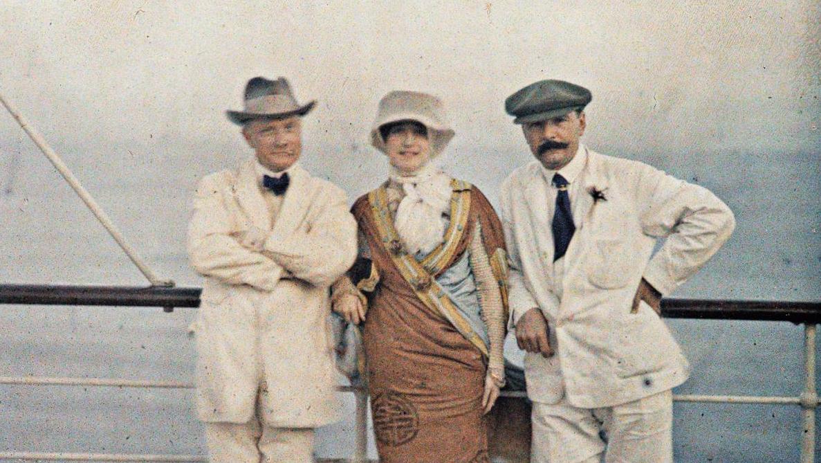 Trois passagers au large de l’île de Madère. À bord de l’Avon III, océan Atlantique,... Le voyage à Rio d’Albert Kahn à Boulogne-Billancourt