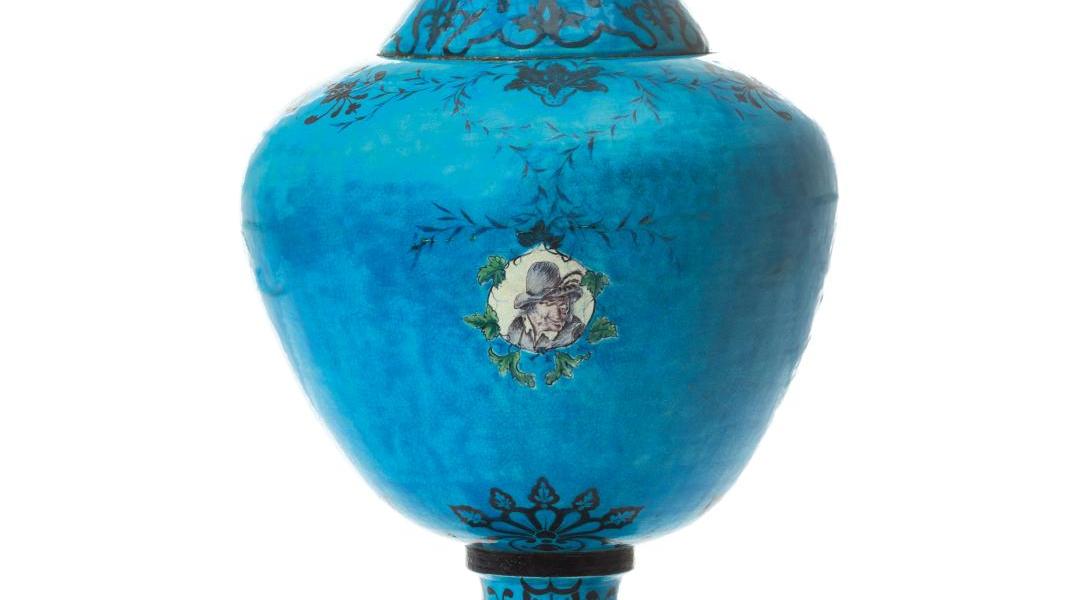 Attribué à Gustave Doré (1832-1883). Vase monumental de forme «bouteille persane»... La 16e édition du Parcours met le feu à la céramique
