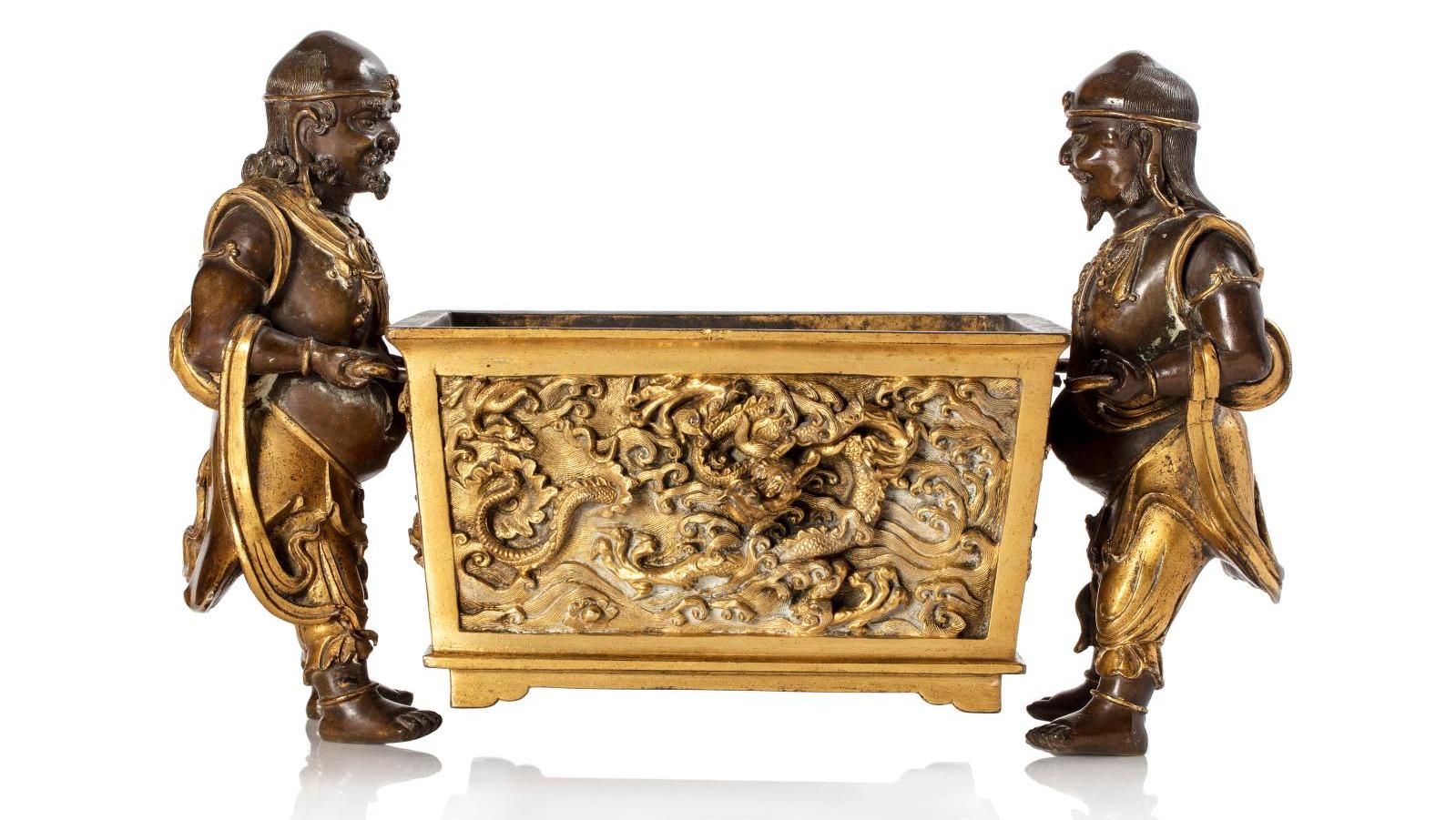 Chine, fin de la dynastie Ming, XVIe-XVIIe siècle. Brûle-parfum en bronze partiellement... Les merveilleux de Chine : dragon et phénix au sommet