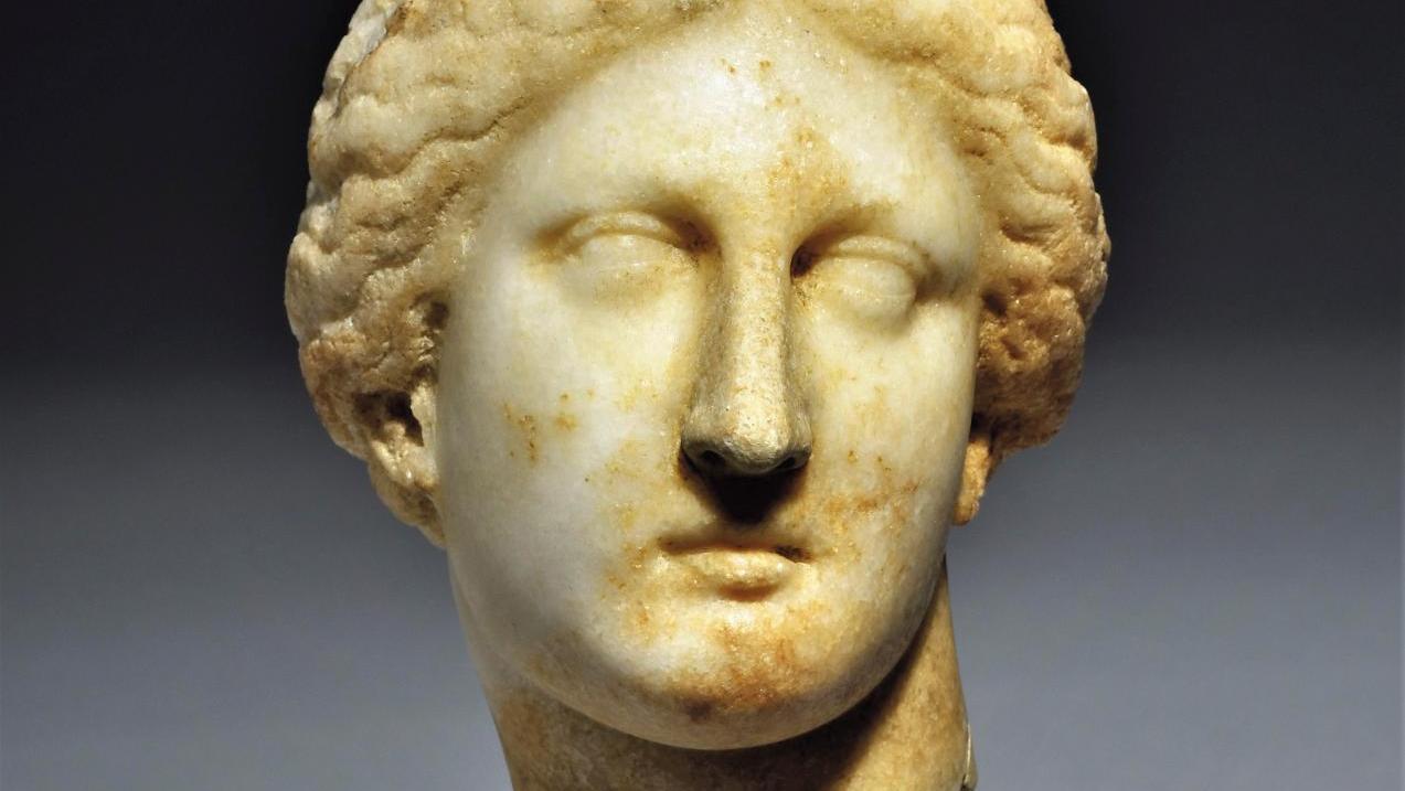 Tête d’Aphrodite en marbre, IIe-Ier siècle av. J.-C. © Gunther Pühze Paris : l’Opus ancient arts et le Salon du livre rare 