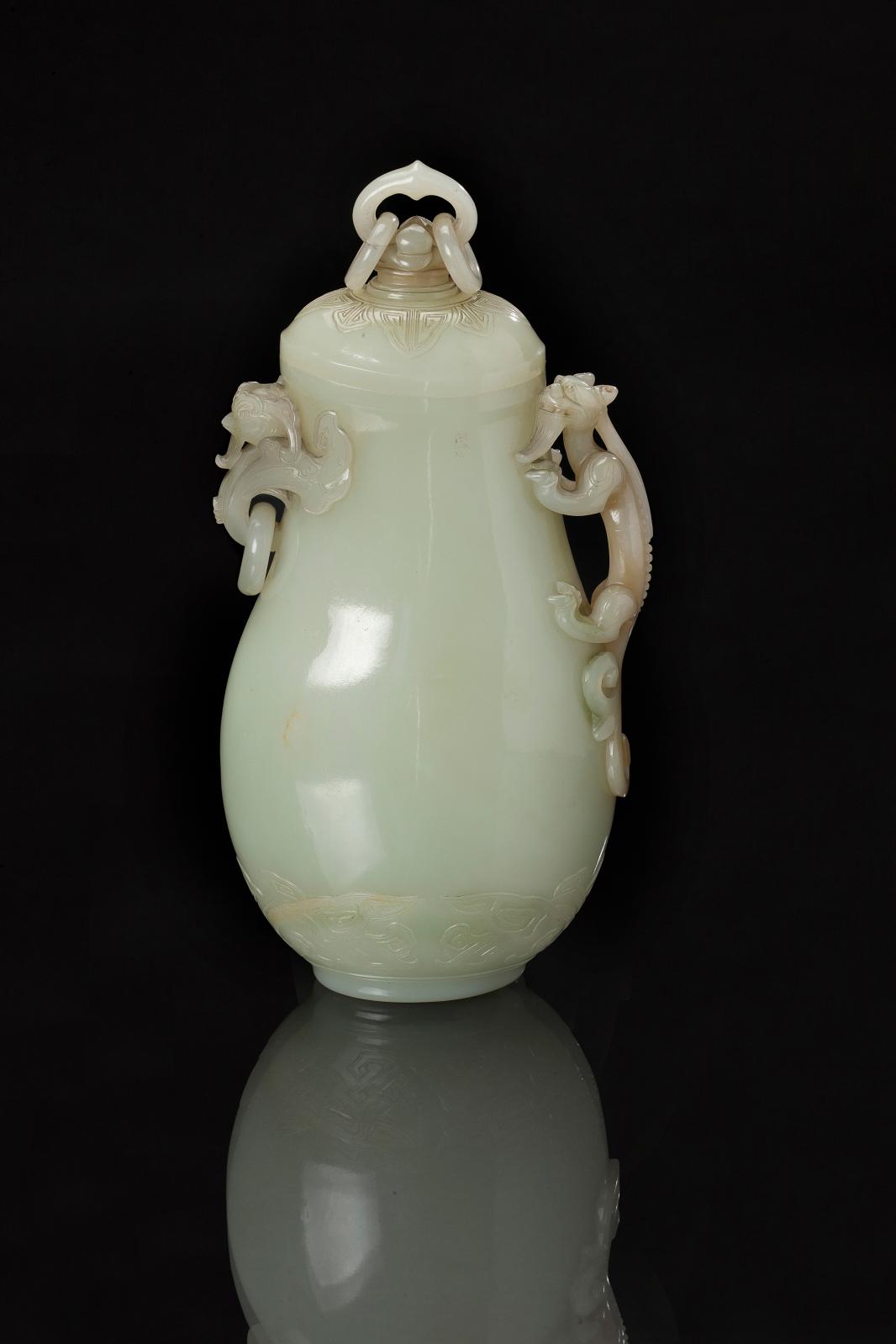 Chine, époque Qianlong (1736-1795). Vase couvert en jade blanc rehaussé de quelques taches de rouille, anses formées d’un chilong en ronde bosse, d’un