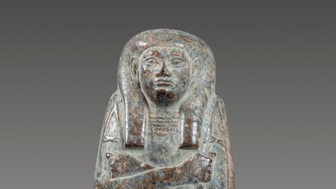 Égypte, basse époque, VIIe siècle av. J.-C. Oushebti en serpentine brune, h. 19 cm.... Le mystère des oushebtis