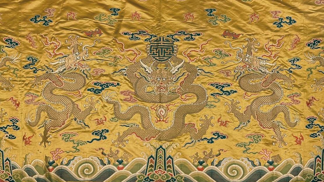 Chine, XVIIIe-XIXe siècle. Panneau rectangulaire en soie jaune tissé aux fils polychromes... B comme broderie chinoise