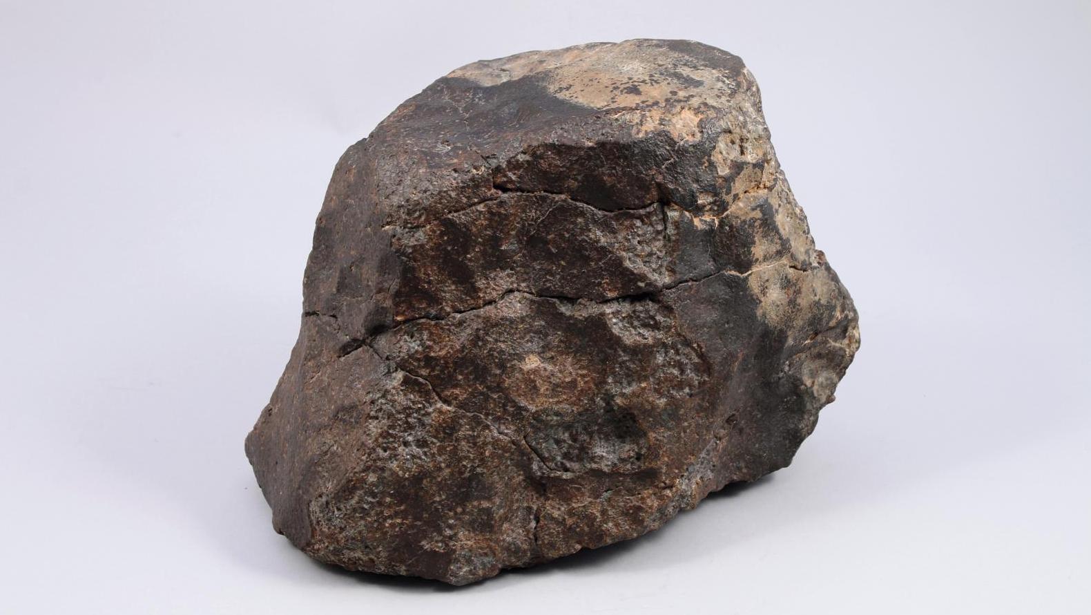 Météorite entière «Pied d’éléphant», croûte de fusion fraîche et regmaglyptes, 19 kg,... Les météorites, des merveilles tombées du ciel