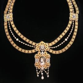 Un collier draperie XIXe et des diamants...