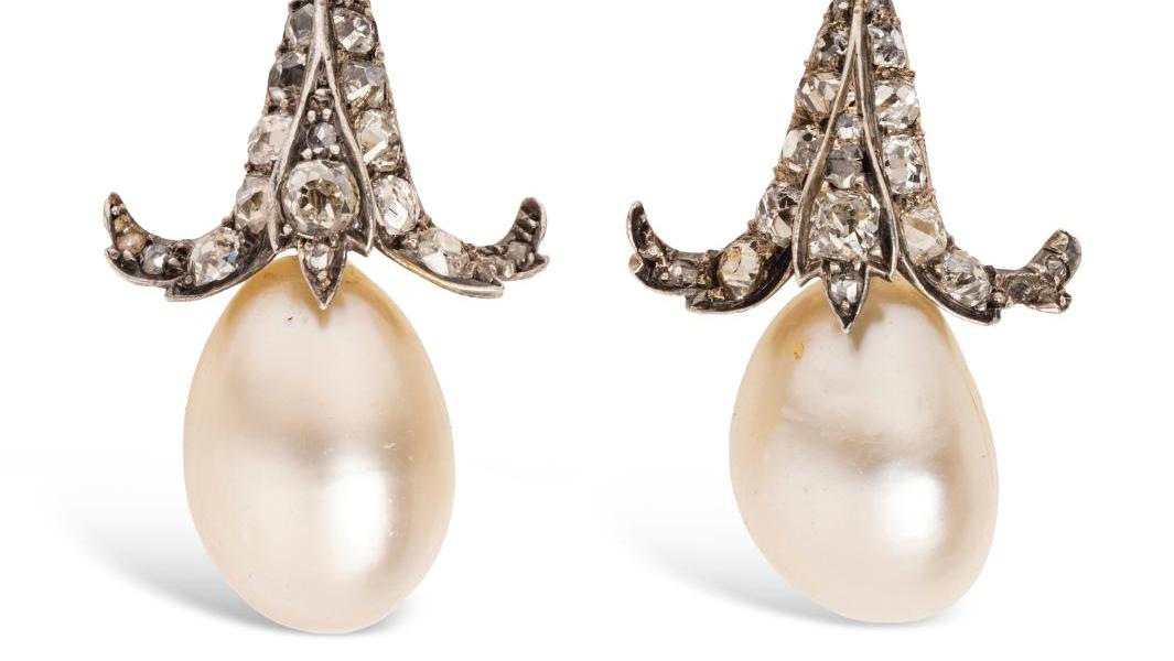 XIXe siècle. Paire de pendants d’oreilles en or jaune et argent à motifs stylisés... Les bijoux de la comtesse de Paris plébiscités