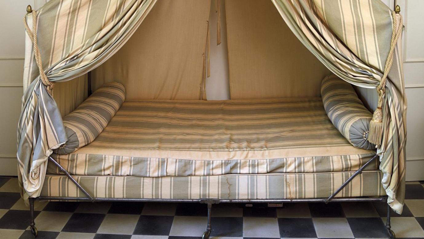 Fabrication de Marie-Jean Desouches (1764-1828), époque Empire, lit de camp pliant... Un lit Desouches très disputé