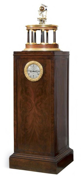 145 356 € Horloge planétaire signée «Raingo à Paris», vers 1820, placage de loupe d’Amboine et d’acajou, bronze, laiton, acier, céramique, h. 186 cm, 