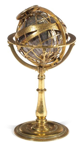 106 250 € Montre en forme de globe terrestre, France, XVIe siècle, argent, argent doré et laiton, h. 13 cm. Paris, Hôtel le Bristol, 9 décembre 2013. 