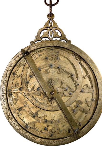 312 480 € Astrolabe en laiton, Maghreb, XIVe siècle, diam. 25,2 cm. Drouot, 2 février 2015. Tessier & Sarrou & Associés OVV. M. Turner.