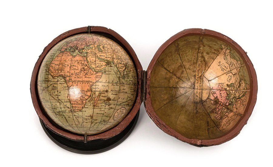 5 375 € John (1755-1835) et William Cary (vers 1759-1825), globe de poche Cary, Londres, 1791, papier mâché sur plâtre, étui de galuchat noir, diam. g