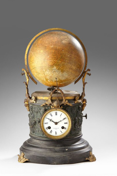 1 764 € Charles Henard, pendule cosmographique,fin du XIXe siècle, tole de zinc,socle en laiton, globe de la Maison Delamarche, h. 51 cm. Salle des Ve