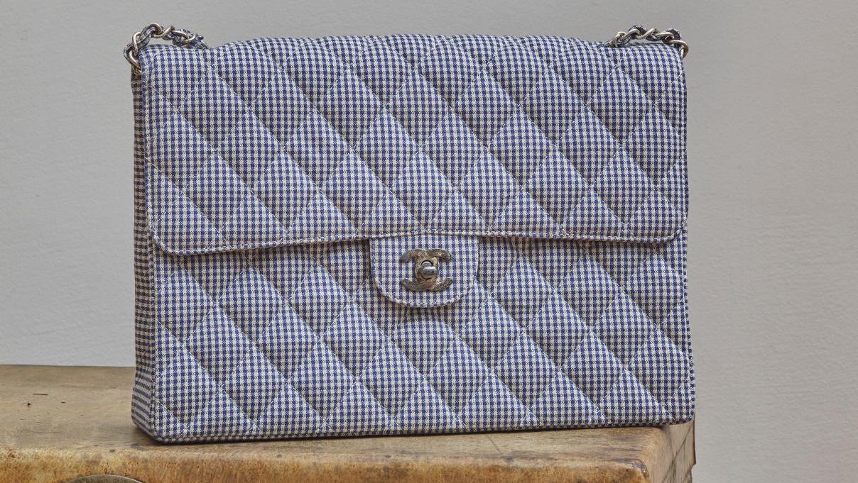 Chanel, sac en toile en coton vichy bleu et blanc matelassé, fermoir en métal argenté... Dans le dressing de Frances Stein avec Chanel 