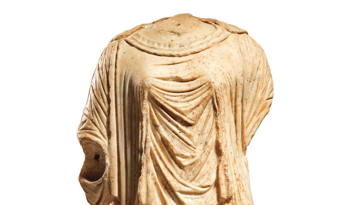 Chypre, IIe ou Ier siècle av. J.-C., fragment d’une statue de femme en robe, marbre... Statuaire chypriote récompensée