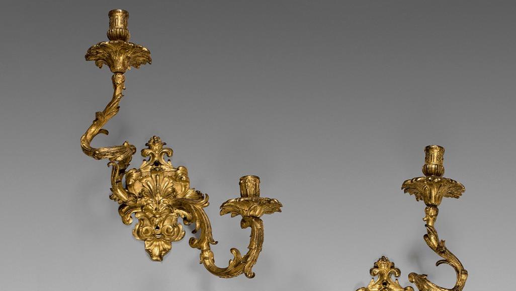 Époque Louis XIV (1643-1715). Suite de quatre appliques en bronze doré ciselé, à... Flammes Louis-quatorziennes