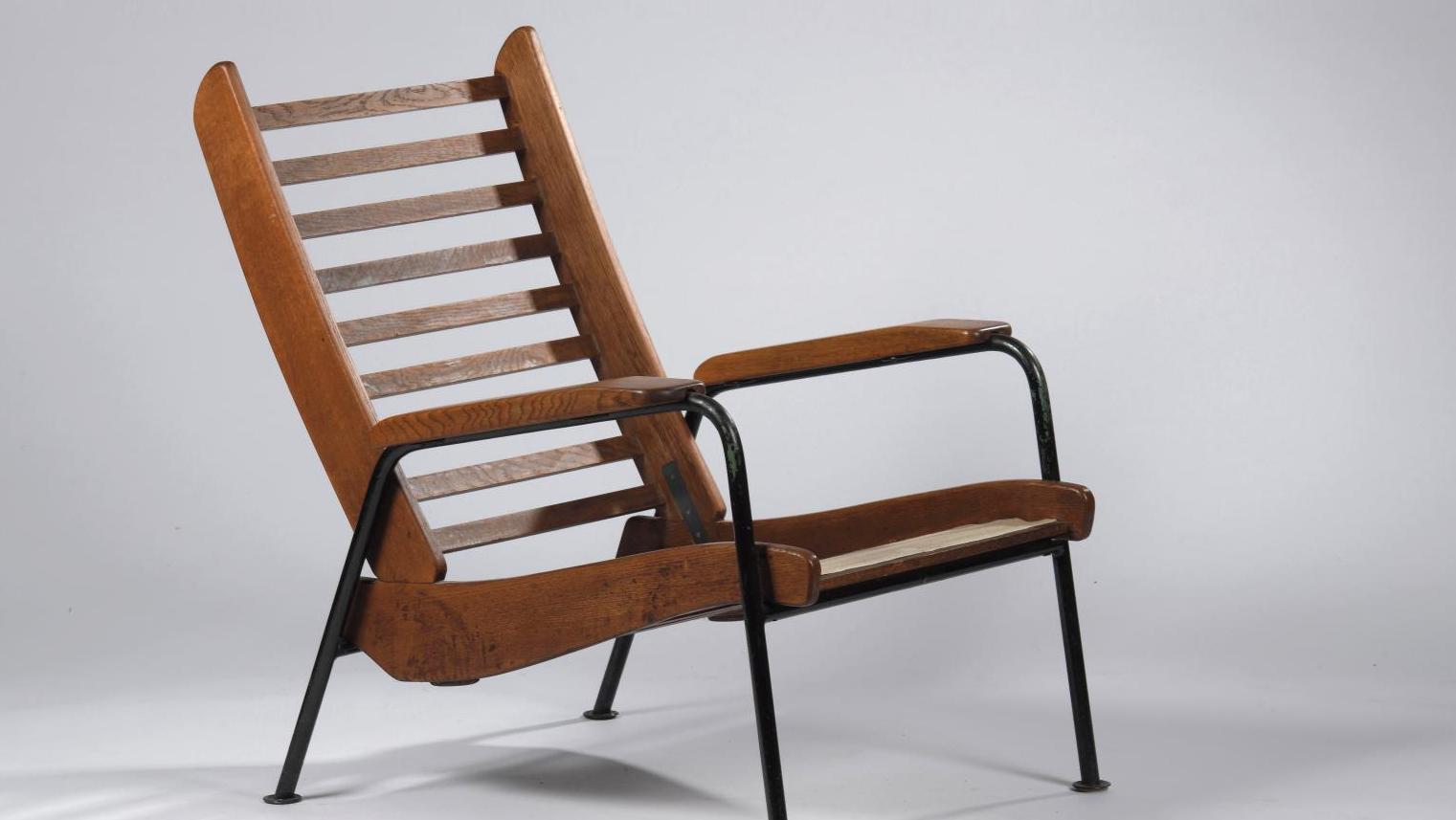Jean Prouvé (1901-1984), fauteuil modèle Visiteur à lattes version piétement sur... Des sièges de Jean Prouvé comme à la maison…